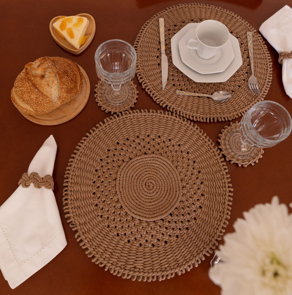 A arte de receber bem começa nos detalhes, e nada transforma uma mesa como peças feitas à mão.